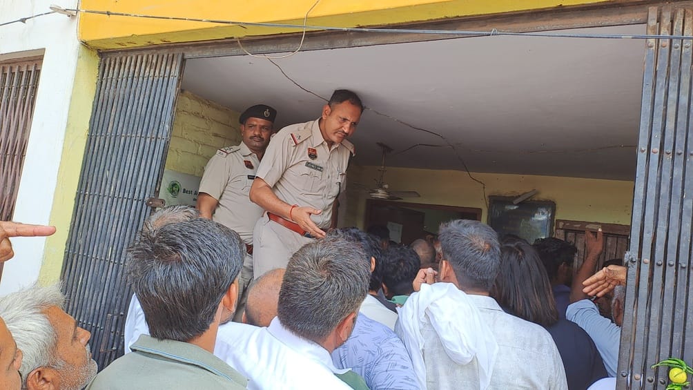 सोसाइटी का गेट बंद होने के बाद यूरिया लेने के लिए लाइन में खड़ी महिलाएं। संवाद सोसाइटी का गेट बंद होने के बाद यूरिया लेने के लिए लाइन में खड़ी महिलाएं। संवाद