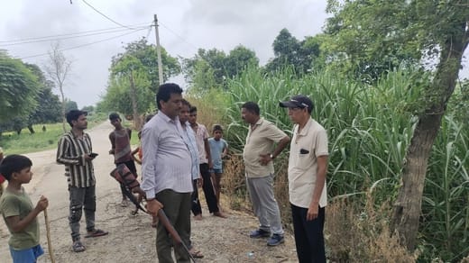 दीवार पर पोस्टर चस्पा करते वनकर्मी। संवाद दीवार पर पोस्टर चस्पा करते वनकर्मी। संवाद