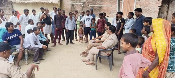 दीवार पर पोस्टर चस्पा करते वनकर्मी। संवाद दीवार पर पोस्टर चस्पा करते वनकर्मी। संवाद