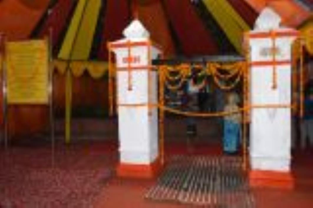 अलीगंज स्थित नए हनुमान मंदिर में पार्किंग स्थल और व भरत कूप का लोकार्पण करते न्यायमूर्ति अताउर