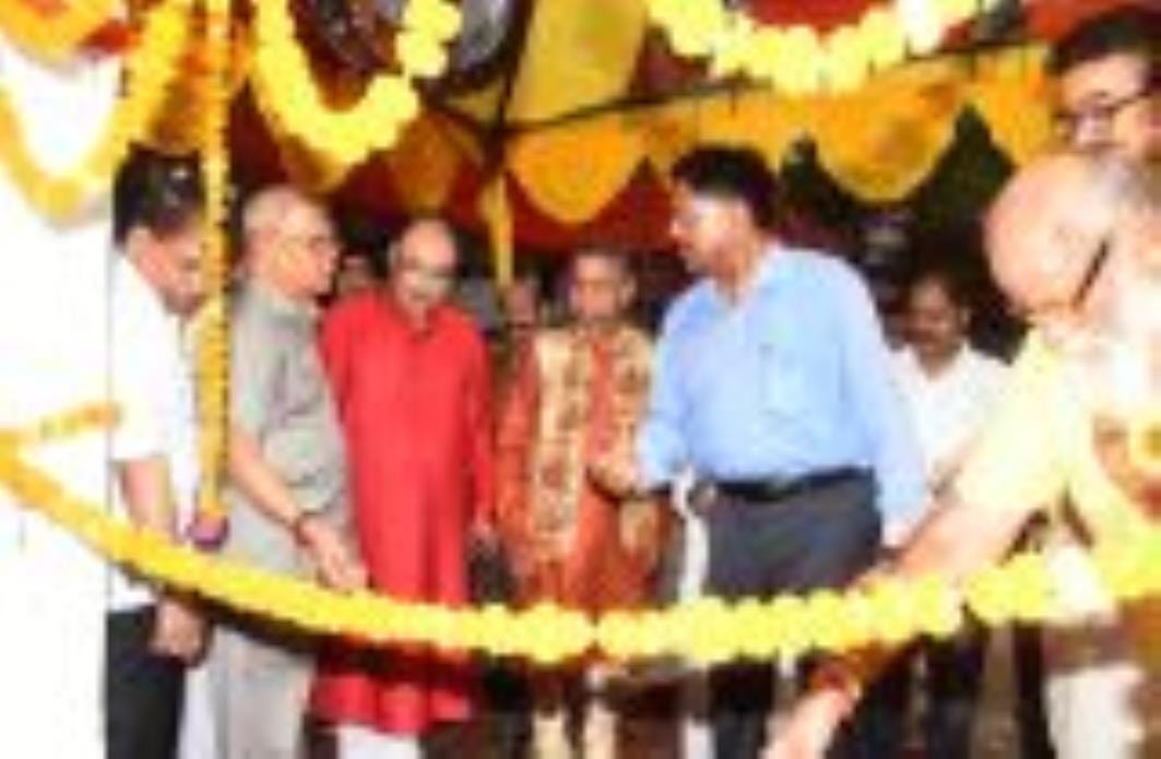 अलीगंज स्थित नए हनुमान मंदिर में पार्किंग स्थल और व भरत कूप का लोकार्पण करते न्यायमूर्ति अताउर
