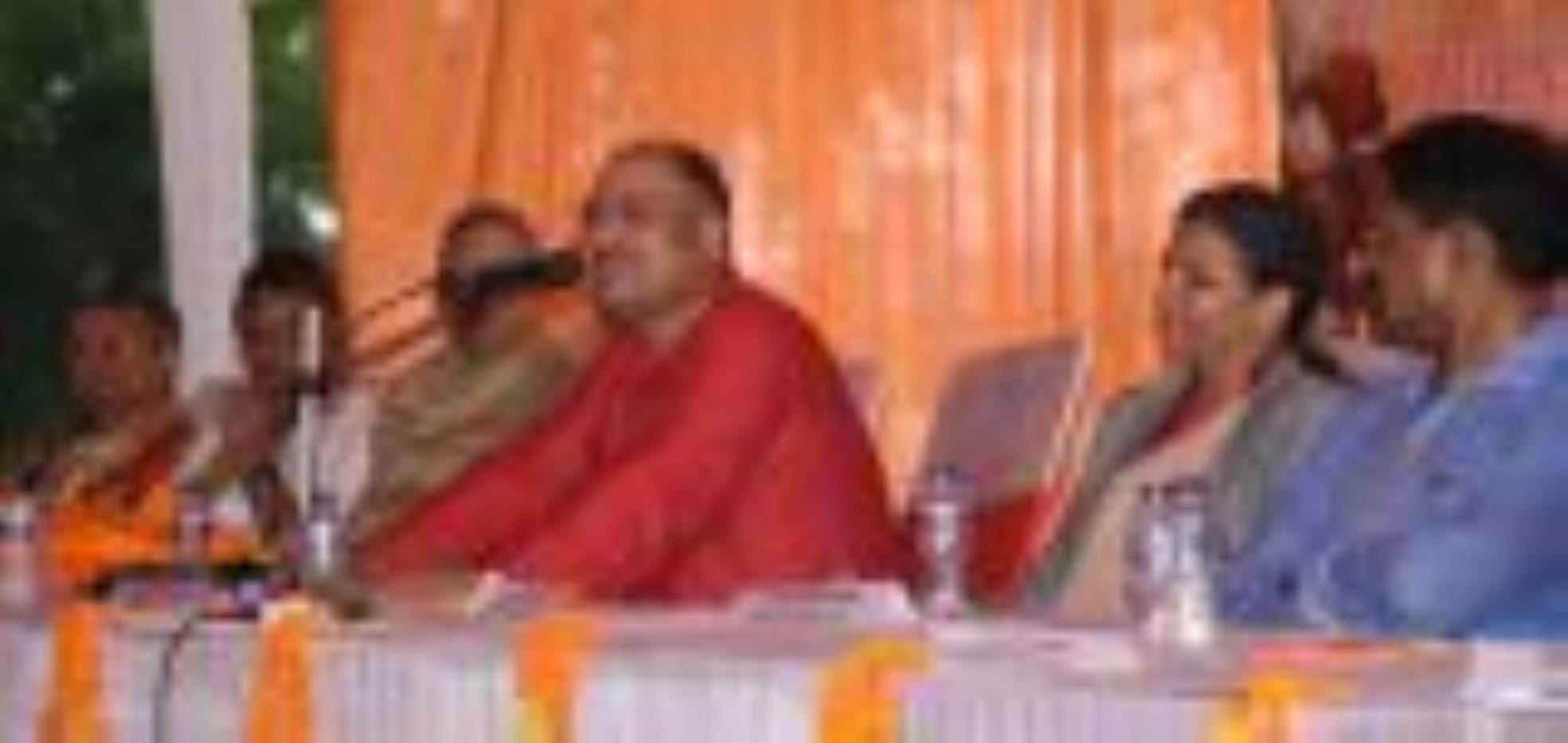 अलीगंज स्थित नए हनुमान मंदिर में पार्किंग स्थल और व भरत कूप का लोकार्पण करते न्यायमूर्ति अताउर