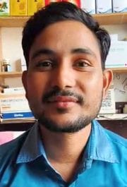 बगरैन में ड्रोन की जानकरी देते लोग। संवाद बगरैन में ड्रोन की जानकरी देते लोग। संवाद
