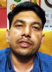 बगरैन में ड्रोन की जानकरी देते लोग। संवाद बगरैन में ड्रोन की जानकरी देते लोग। संवाद