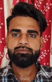 बगरैन में ड्रोन की जानकरी देते लोग। संवाद बगरैन में ड्रोन की जानकरी देते लोग। संवाद