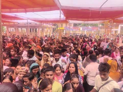 बीसलपुर के गुलेश्वर नाथ मंदिर में सपा नेत्री दिव्या गंगवार ने श्रद्धालुओं के लिए किया पेयजल का बीसलपुर के गुलेश्वर नाथ मंदिर में सपा नेत्री दिव्या गंगवार ने श्रद्धालुओं के लिए किया पेयजल का