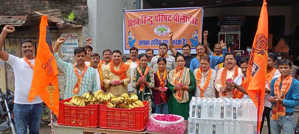 बीसलपुर के गुलेश्वर नाथ मंदिर में सपा नेत्री दिव्या गंगवार ने श्रद्धालुओं के लिए किया पेयजल का बीसलपुर के गुलेश्वर नाथ मंदिर में सपा नेत्री दिव्या गंगवार ने श्रद्धालुओं के लिए किया पेयजल का