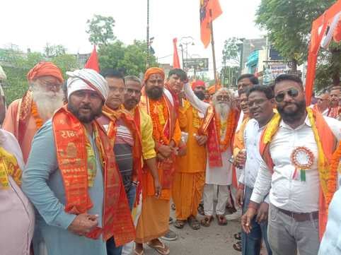 बीसलपुर के गुलेश्वर नाथ मंदिर में सपा नेत्री दिव्या गंगवार ने श्रद्धालुओं के लिए किया पेयजल का बीसलपुर के गुलेश्वर नाथ मंदिर में सपा नेत्री दिव्या गंगवार ने श्रद्धालुओं के लिए किया पेयजल का