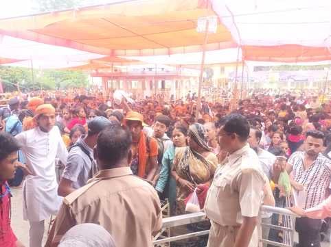 बीसलपुर के गुलेश्वर नाथ मंदिर में सपा नेत्री दिव्या गंगवार ने श्रद्धालुओं के लिए किया पेयजल का बीसलपुर के गुलेश्वर नाथ मंदिर में सपा नेत्री दिव्या गंगवार ने श्रद्धालुओं के लिए किया पेयजल का