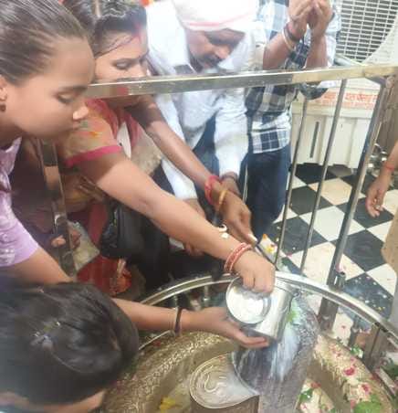 बीसलपुर के गुलेश्वर नाथ मंदिर में सपा नेत्री दिव्या गंगवार ने श्रद्धालुओं के लिए किया पेयजल का बीसलपुर के गुलेश्वर नाथ मंदिर में सपा नेत्री दिव्या गंगवार ने श्रद्धालुओं के लिए किया पेयजल का
