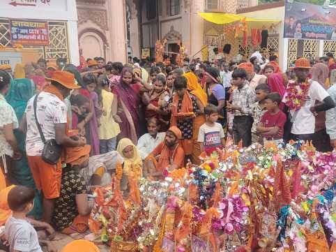 बीसलपुर के गुलेश्वर नाथ मंदिर में सपा नेत्री दिव्या गंगवार ने श्रद्धालुओं के लिए किया पेयजल का बीसलपुर के गुलेश्वर नाथ मंदिर में सपा नेत्री दिव्या गंगवार ने श्रद्धालुओं के लिए किया पेयजल का