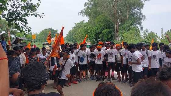 बीसलपुर के गुलेश्वर नाथ मंदिर में सपा नेत्री दिव्या गंगवार ने श्रद्धालुओं के लिए किया पेयजल का बीसलपुर के गुलेश्वर नाथ मंदिर में सपा नेत्री दिव्या गंगवार ने श्रद्धालुओं के लिए किया पेयजल का
