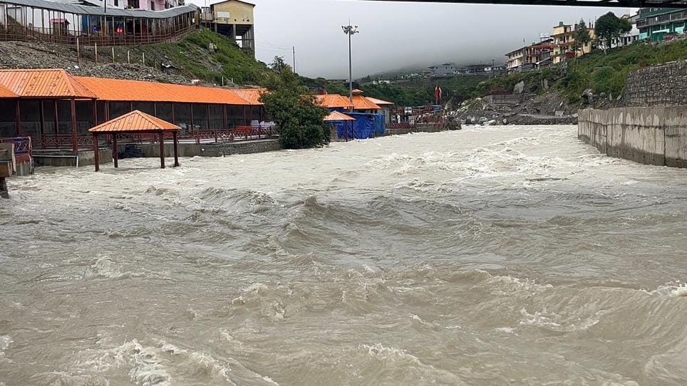 बदरीनाथ धाम में उफान पर बह रही अलकनंदा। संवाद बदरीनाथ धाम में उफान पर बह रही अलकनंदा। संवाद