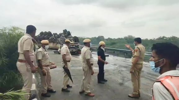 ब्यावर की जालिया जीरो पुलिया पर पलटा केमिकल टैंकर