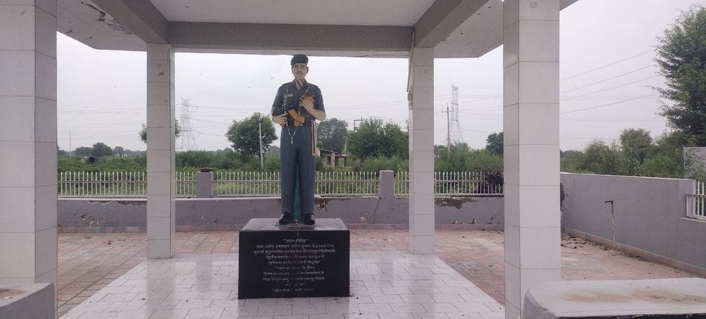 फोटो संख्या:53-गांव चितलांग में शहीद महेश कुमार व वीरांगना राजेश देवी व साथ में बडा बेटा राजीव फोटो संख्या:53-गांव चितलांग में शहीद महेश कुमार व वीरांगना राजेश देवी व साथ में बडा बेटा राजीव