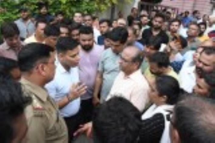 हंगामा करते लोग।