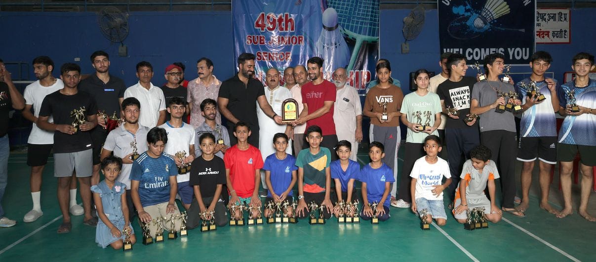 इंदिरा स्टेडियम में जिला स्तरीय बैडमिंटन प्रतियोगिता में अव्वल प्रदर्शन करने वाले विद्यार्थी स् इंदिरा स्टेडियम में जिला स्तरीय बैडमिंटन प्रतियोगिता में अव्वल प्रदर्शन करने वाले विद्यार्थी स्