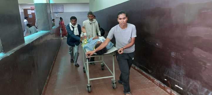 जिला अस्पताल के हाल में पर्चा बनवाने के लिए लगी भीड़ । संवाद जिला अस्पताल के हाल में पर्चा बनवाने के लिए लगी भीड़ । संवाद