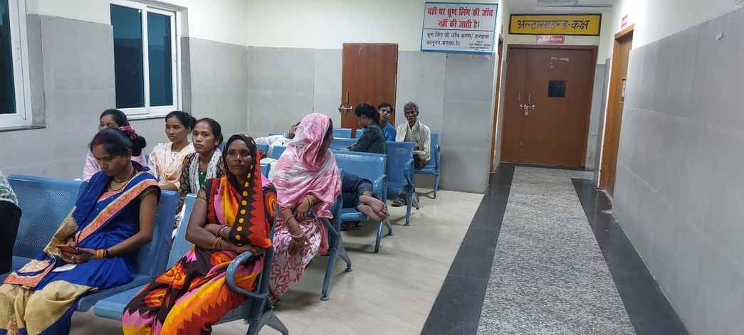 जिला अस्पताल के हाल में पर्चा बनवाने के लिए लगी भीड़ । संवाद जिला अस्पताल के हाल में पर्चा बनवाने के लिए लगी भीड़ । संवाद