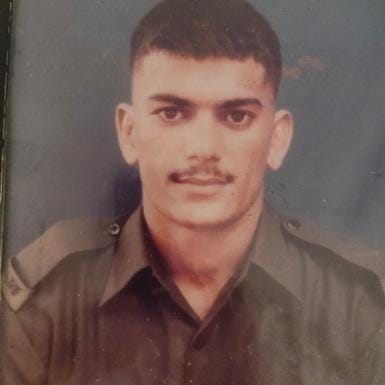 महम के गांव सैमान निवासी शहीद जसवीर सिवाच के स्मारक स्थल पर नमन करने पहुंचे उसके परिजन व ग्रामी