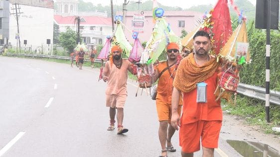 मैहतपुर बिभौर साहिब में सतलुज के किनारे पूजा करते हुए लोग।संवाद मैहतपुर बिभौर साहिब में सतलुज के किनारे पूजा करते हुए लोग।संवाद