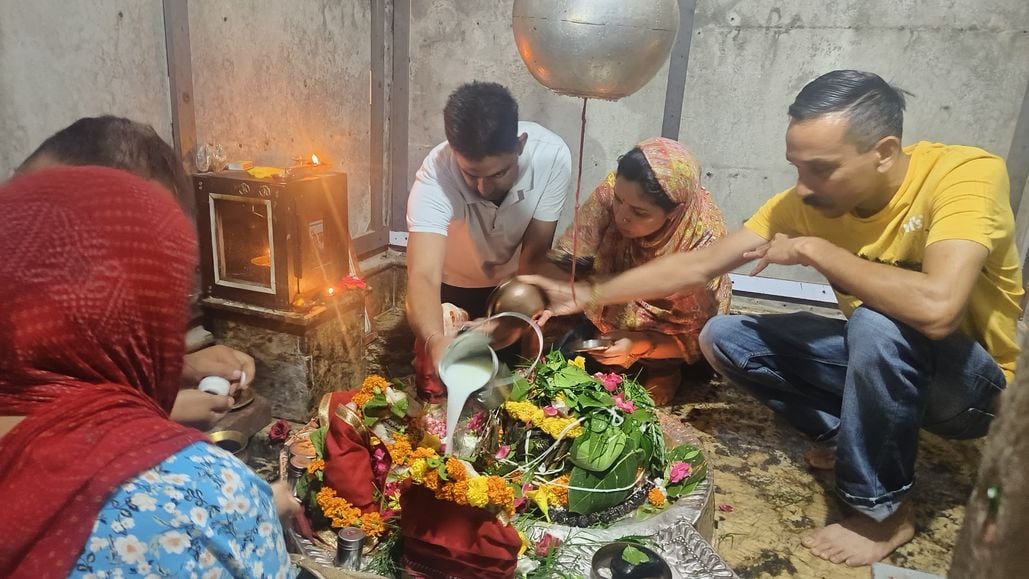 मैहतपुर बिभौर साहिब में सतलुज के किनारे पूजा करते हुए लोग।संवाद मैहतपुर बिभौर साहिब में सतलुज के किनारे पूजा करते हुए लोग।संवाद
