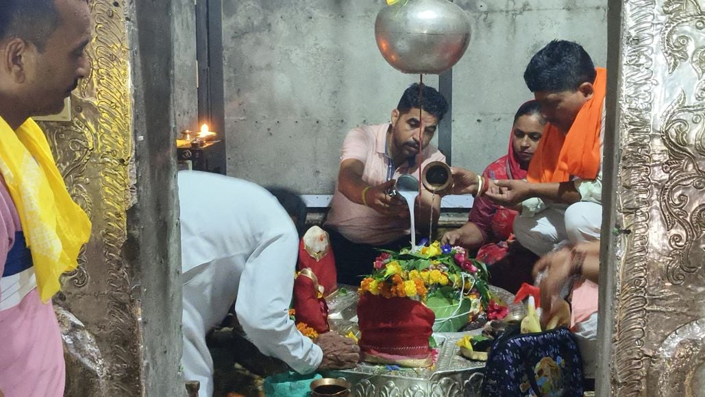 मैहतपुर बिभौर साहिब में सतलुज के किनारे पूजा करते हुए लोग।संवाद मैहतपुर बिभौर साहिब में सतलुज के किनारे पूजा करते हुए लोग।संवाद