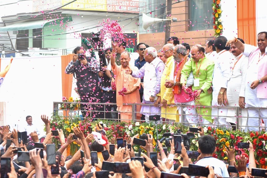 मेरठ....सुनील कैथवास....मोदीपुरम मैं पत्रकारों से वार्ता करते मुख्यमंत्री योगी आदित्यनाथ| मेरठ....सुनील कैथवास....मोदीपुरम मैं पत्रकारों से वार्ता करते मुख्यमंत्री योगी आदित्यनाथ|
