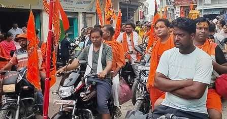 न्यूरिया से कावड़ियों का जत्था कछला घाट के लिए हुआ रवाना। संवाद न्यूरिया से कावड़ियों का जत्था कछला घाट के लिए हुआ रवाना। संवाद