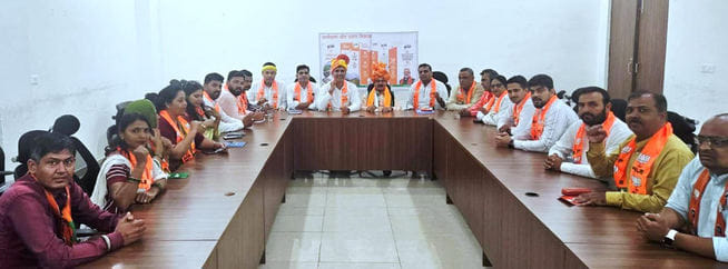 पार्टी कार्यालय में भाजपा के नए जिला पदाधिकारियों की बैठक लेते प्रदेश संगठन महामंत्री फनींद्र 