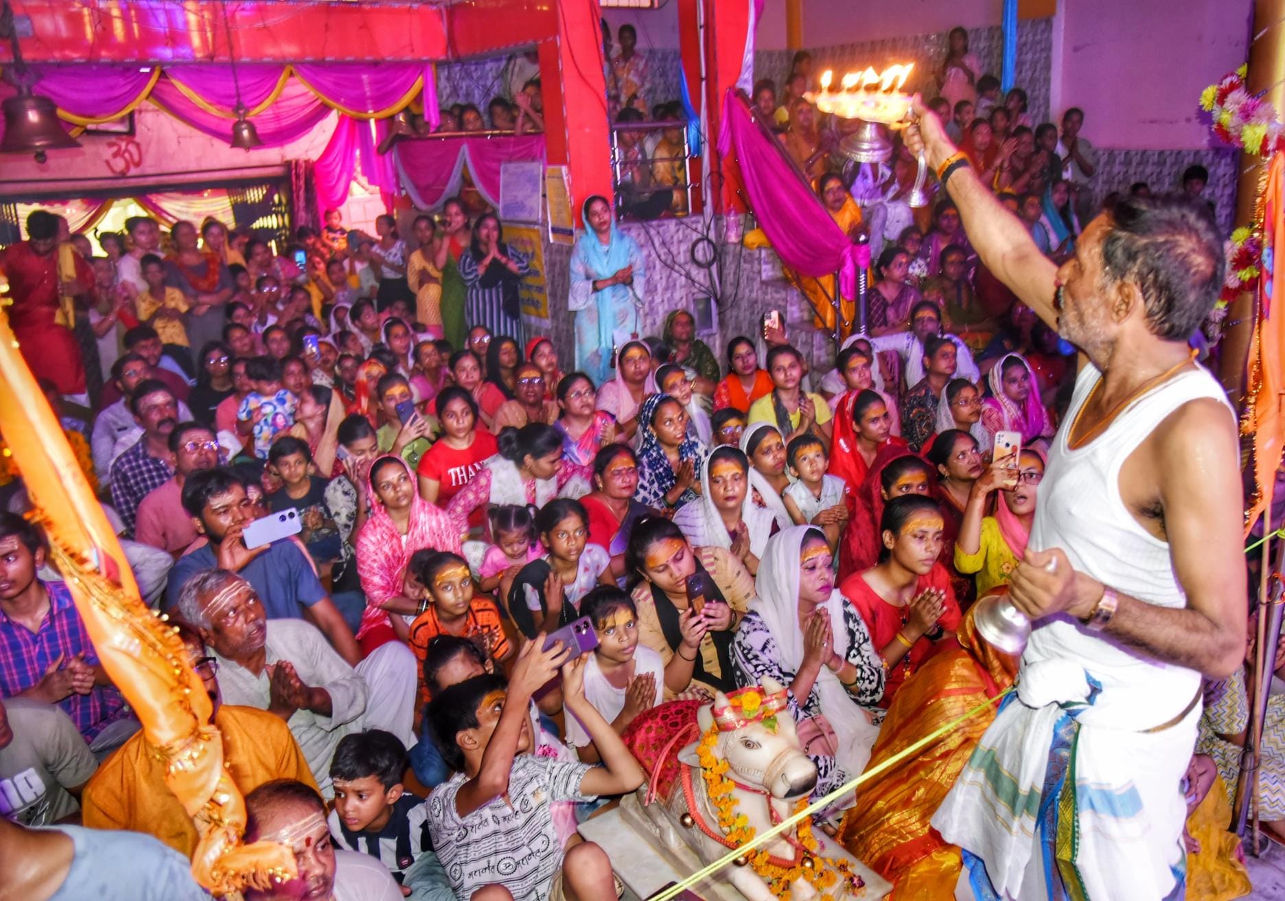 राजेंद्र नगर स्थित महाकाल मन्दिर में सावन के सोमवार की पूर्व संध्या पर महाकाल का किया गया श्रृं राजेंद्र नगर स्थित महाकाल मन्दिर में सावन के सोमवार की पूर्व संध्या पर महाकाल का किया गया श्रृं