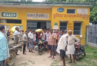 तिलहर की समिति पर खाद के इंतजार में खड़े किसान। संवाद