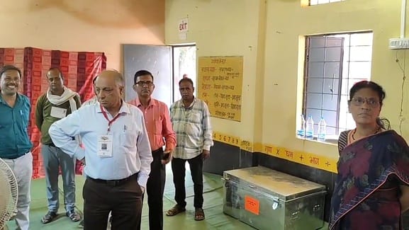 तैयारियों का जायजा लेते अधिकारी तैयारियों का जायजा लेते अधिकारी