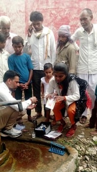 उझानी के नरऊ गांव में बीडीससे बात करते कांग्रेस के पूर्व जिलाध्यक्ष ओमकार सिंह। स्रोत: जागरूक ग उझानी के नरऊ गांव में बीडीससे बात करते कांग्रेस के पूर्व जिलाध्यक्ष ओमकार सिंह। स्रोत: जागरूक ग