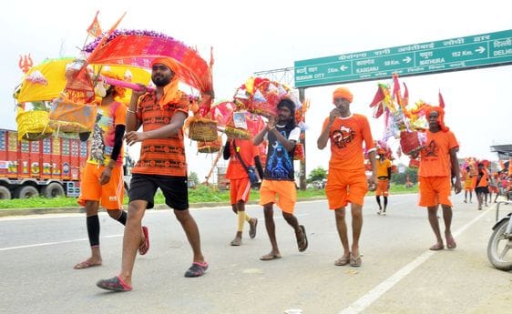 उझानी में बरेली- मथुरा हाईवे पर छतुइया फाटक के कतार में निकलते कांवड़िये। संवाद उझानी में बरेली- मथुरा हाईवे पर छतुइया फाटक के कतार में निकलते कांवड़िये। संवाद