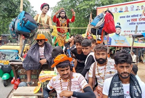 उझानी में बरेली- मथुरा हाईवे पर छतुइया फाटक के कतार में निकलते कांवड़िये। संवाद उझानी में बरेली- मथुरा हाईवे पर छतुइया फाटक के कतार में निकलते कांवड़िये। संवाद