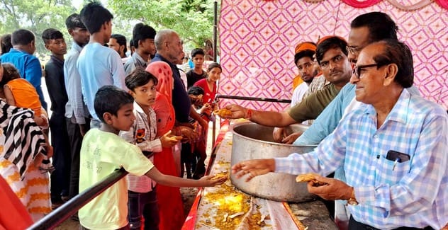 उझानी में बरेली- मथुरा हाईवे पर छतुइया फाटक के कतार में निकलते कांवड़िये। संवाद उझानी में बरेली- मथुरा हाईवे पर छतुइया फाटक के कतार में निकलते कांवड़िये। संवाद