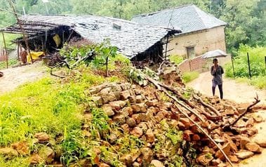 ऊना के डीसी कॉलौनी में सड़क में गिरा बड़ा पेड़ सड़क हुई बंद।संवाद