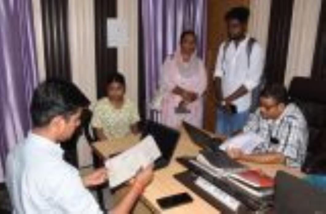 10-21 हजार की नौकरी के लिए कतारों में खड़े थे बीएड, एमएड, बीटेक, एमए और नेट तक की डिग्री वाले य