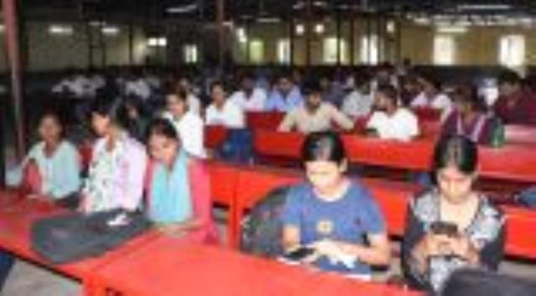 10-21 हजार की नौकरी के लिए कतारों में खड़े थे बीएड, एमएड, बीटेक, एमए और नेट तक की डिग्री वाले य