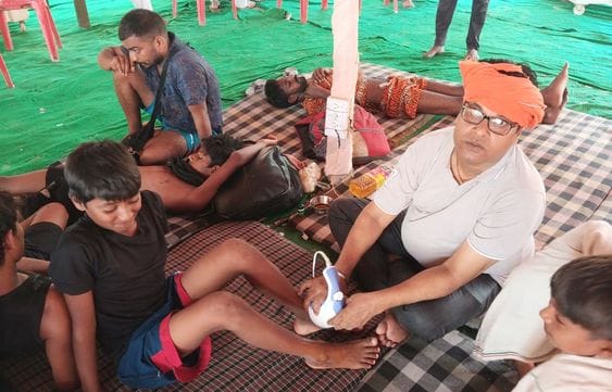 21जेएनडी13: शिविर में जांच के लिए पर्चियां बनवाते ग्रामीण। संवाद