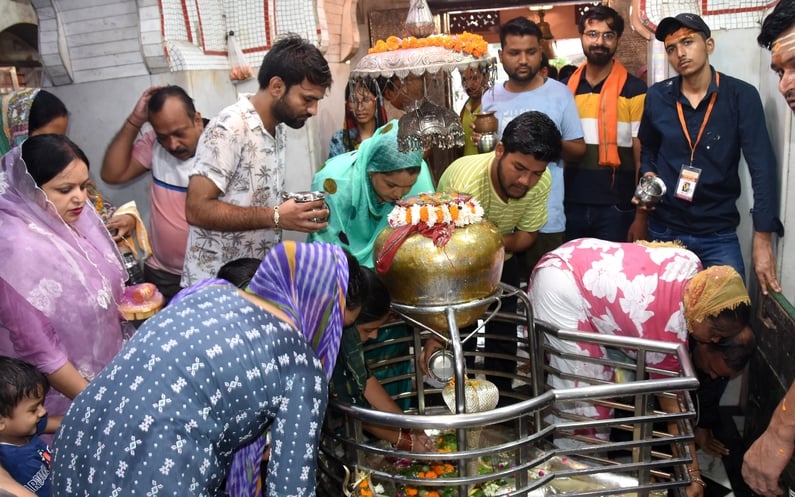 बागेश्वर महादेव मंदिर में जलाभिषेक करते शिवभक्त बागेश्वर महादेव मंदिर में जलाभिषेक करते शिवभक्त