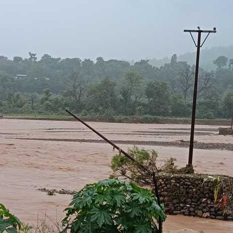 चक्की खड़्ड में बाढ़ फंसे पंप ऑपरेटर का निकालते हुए एनडीआरएफ के जवान। स्रोत: एनडीआरएफ चक्की खड़्ड में बाढ़ फंसे पंप ऑपरेटर का निकालते हुए एनडीआरएफ के जवान। स्रोत: एनडीआरएफ
