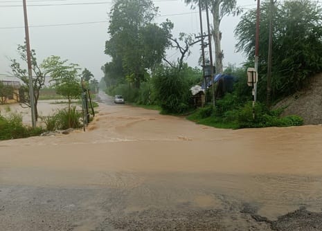 छुटमलपुर के निवादा गांव में मुख्य रास्ते पर भरा पानी। संवाद
