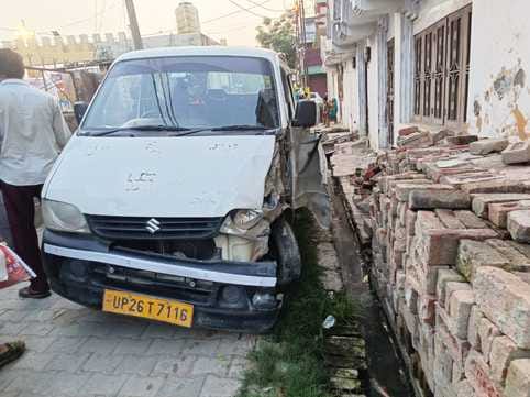 एकता सरोवर तिराहे के पास हंगामे के बाद लगी भीड़। संवाद एकता सरोवर तिराहे के पास हंगामे के बाद लगी भीड़। संवाद