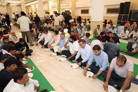 फोटो 12: सोनीपत में आयोजित कार्यक्रम के दौरान स्वच्छता योद्धा को सम्मानित करते मेयर राजीव जैन, 