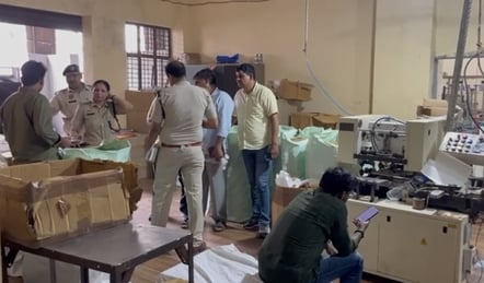 -फोटो 61 : फैक्टरी में डिब्बों में भरकर रखी गई नकली सिगरेट। संवाद