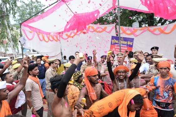 हरप्रसाद मंदिर में लगी श्रद्धालुओं की कतार। संवाद