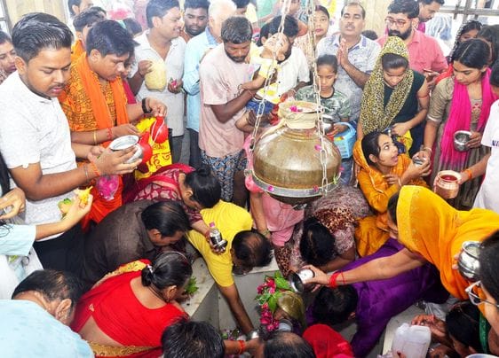 हरप्रसाद मंदिर में लगी श्रद्धालुओं की कतार। संवाद