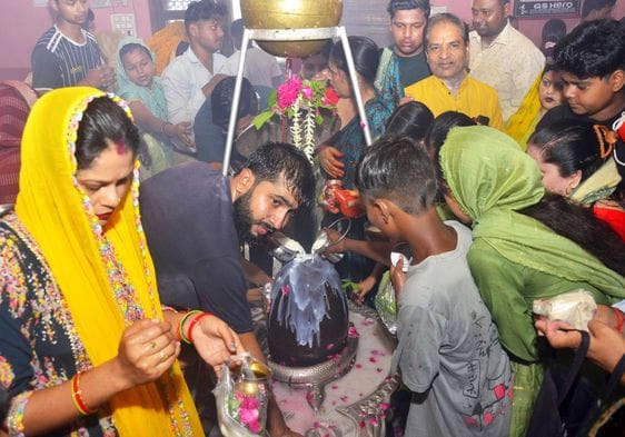 हरप्रसाद मंदिर में लगी श्रद्धालुओं की कतार। संवाद